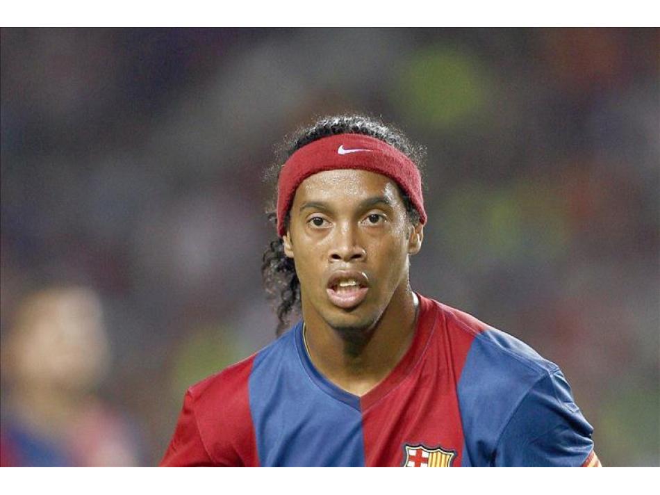 В каком году роналдиньо закончил карьеру. Ronaldinho 2006. Робиньо и Роналдиньо. Роналдиньо Гаушо. Роналдиньо Зубастик.